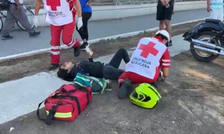 Mujer se lesiona la pierna al caer de su motocicleta en Saltillo