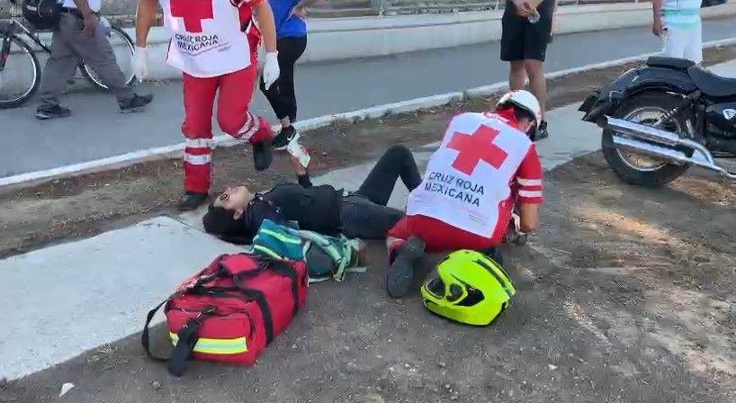 Mujer se lesiona la pierna al caer de su motocicleta en Saltillo