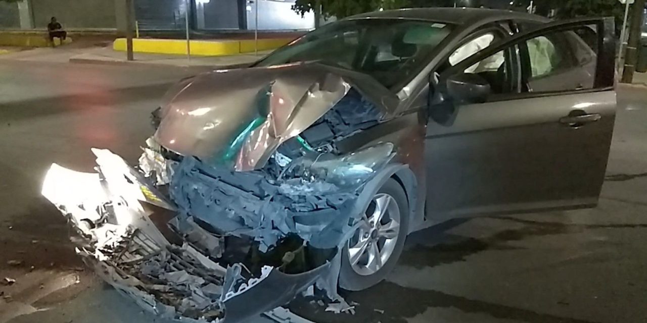 Se vuela el rojo y provoca choque en Saltillo