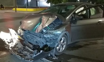 Se vuela el rojo y provoca choque en Saltillo