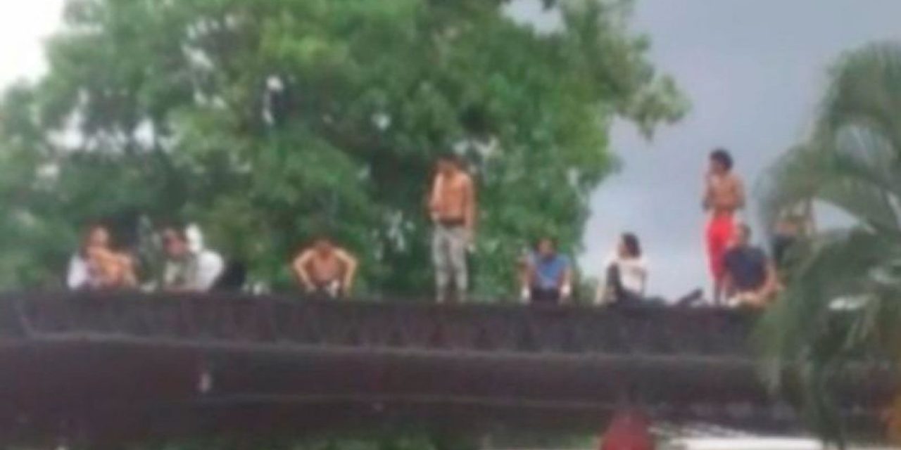Migrantes se amotinan en Tapachula, denuncian malos tratos e intentan escapar