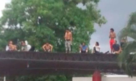 Migrantes se amotinan en Tapachula, denuncian malos tratos e intentan escapar