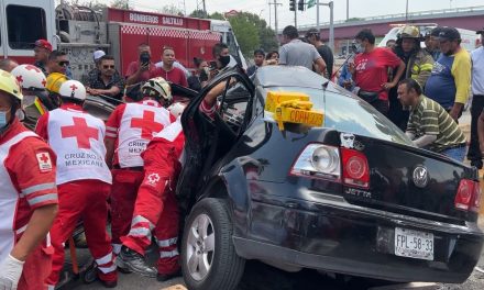 Saltillo: Mujer queda atrapada entre los fierros de su auto al ser embestida en accidente