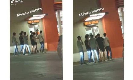 Jóvenes de Saltillo compran pizza en un auto invisible