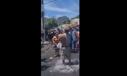 Baño exprés: aprovecha fuga de agua en Gdpe., Nuevo León (video)