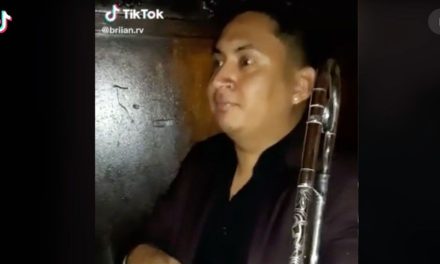 Músico llora en boda, se entera que quien se casa es su ex (video)