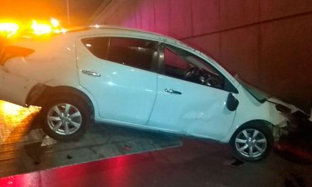 Destroza su auto en Luis Echeverría