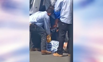 Transporte de personal le aplasta las piernas a un abuelito de 71 años en Saltillo