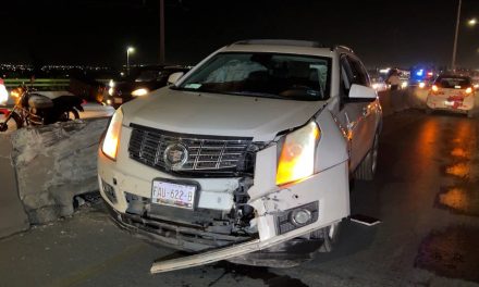 Abandonan camioneta de lujo tras chocarla en Saltillo