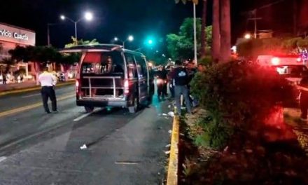 Hombre sale de la cárcel y junto a su familia son atacados por sicarios en una combi de Cuautla
