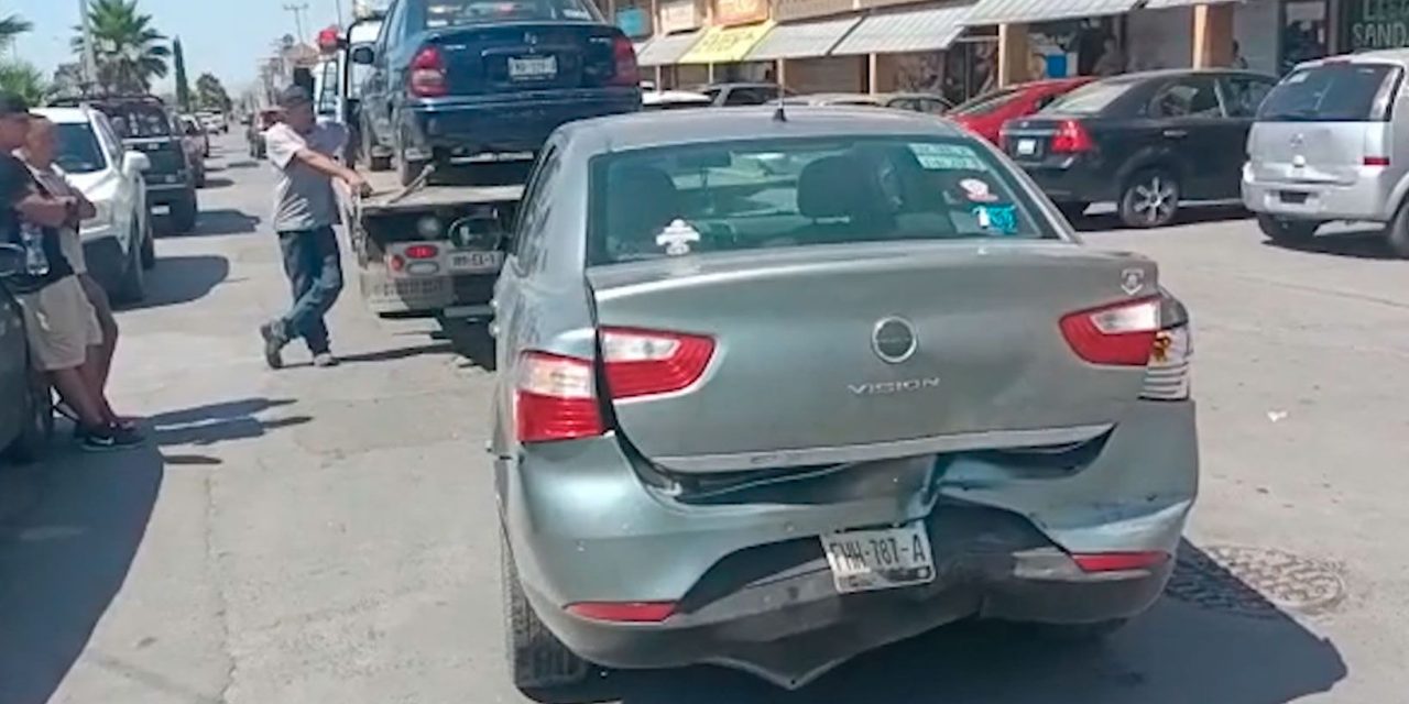 Pierde el control y choca autos estacionados sobre el bulevar Eulalio Gutiérrez
