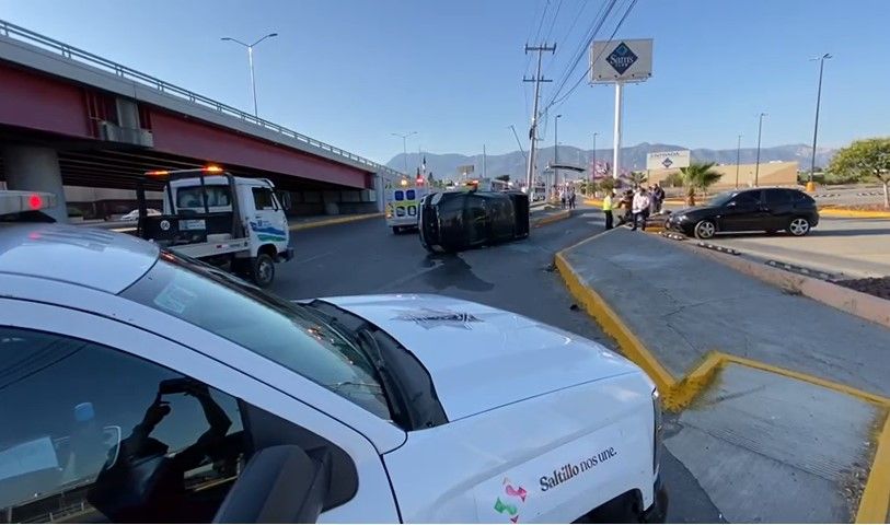 Conductor imprudente da vuelta sin fijarse y termina volcado en Saltillo
