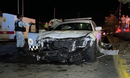 Taxista se le mete a una patrulla y ocasiona un choque en Saltillo