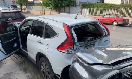 Joven destruye dos vehículos en Saltillo; intentaba escapar pero fue detenido