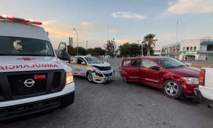 Por andar de enamorados, una pareja protagoniza un choque en Saltillo