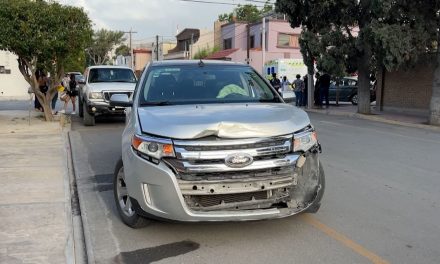 Conductora no respeta su alto y provoca accidente en Saltillo