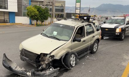 Lluvia hace de las suyas y provoca un derrape en puente de Saltillo