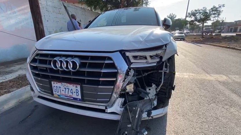 Foráneo en auto de lujo no respeta la luz roja y choca en Saltillo