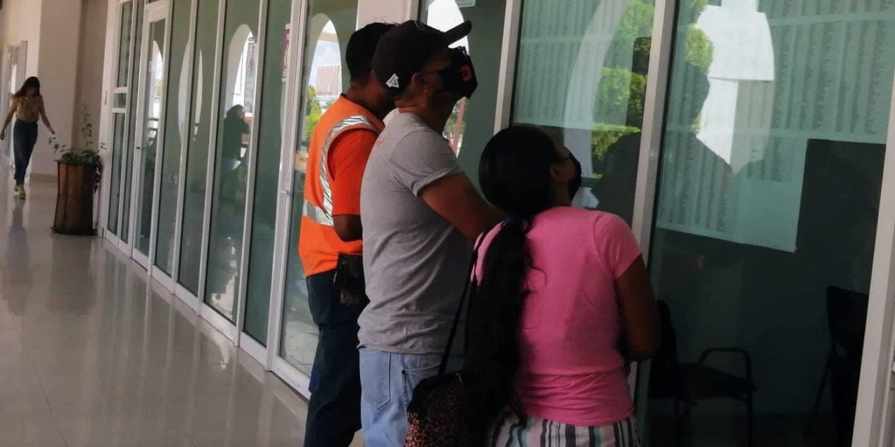 Gobierno entrega dos mil becas a estudiantes en Acuña