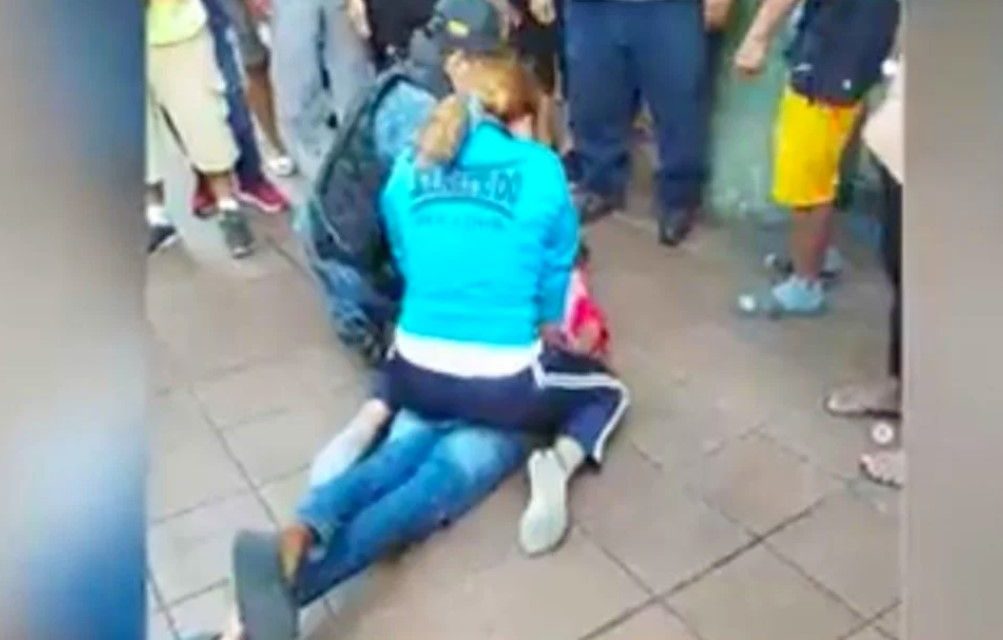 Hombre tuvo ‘sopa de su propio chocolate’; le pegaba a su esposa e instructora de MMA lo somete (video)