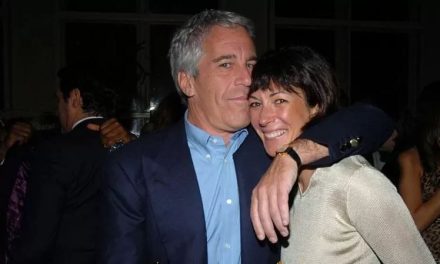 Por tráfico sexual de menores dan a Ghislaine Maxwell 20 años de prisión, socia de Jeffrey Epstein