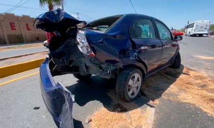 Auto fantasma impacta a conductora y causa destrozos en bulevar Antonio Cárdenas