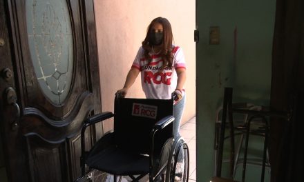 Suman esfuerzos para entregar silla de ruedas en Saltillo a través de Fundación RCG
