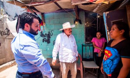 Recorre Armando Guadiana la colonia El Salvador en Saltillo