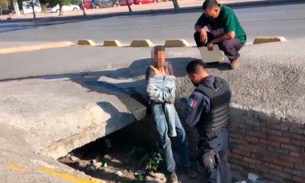 Hombre cae a un arroyo de Saltillo y policía lo auxilia