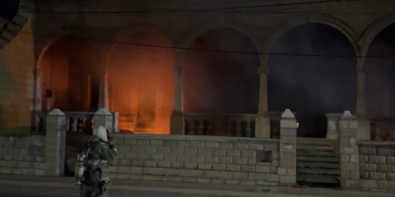 Casa antigua sufrió grave daño estructural tras incendio en Saltillo