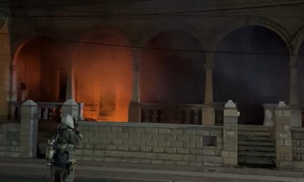 Casa antigua sufrió grave daño estructural tras incendio en Saltillo