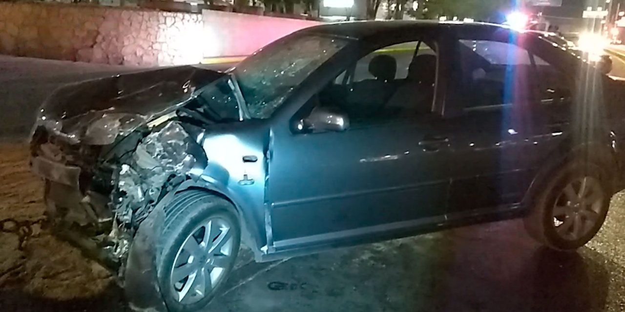 Invade carril y provoca aparatoso accidente en LEA