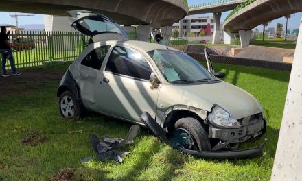 Hombre termina accidentado en jardinera del Distribuidor Vial luego de que se le reventara su llanta