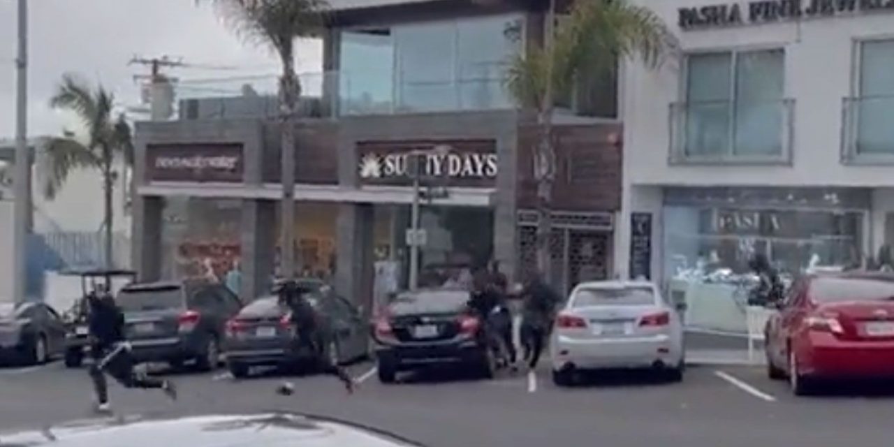 11 ladrones vacían joyería a plena luz del día (video)