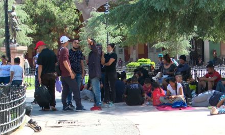 Se manifiestan migrantes en Plaza de Armas