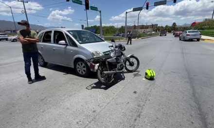 Se lesiona motociclista tras chocar con automóvil en Centro Metropolitano de Saltillo