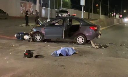 Motociclista no respeta el rojo y muere al chocar con un vehículo en Saltillo