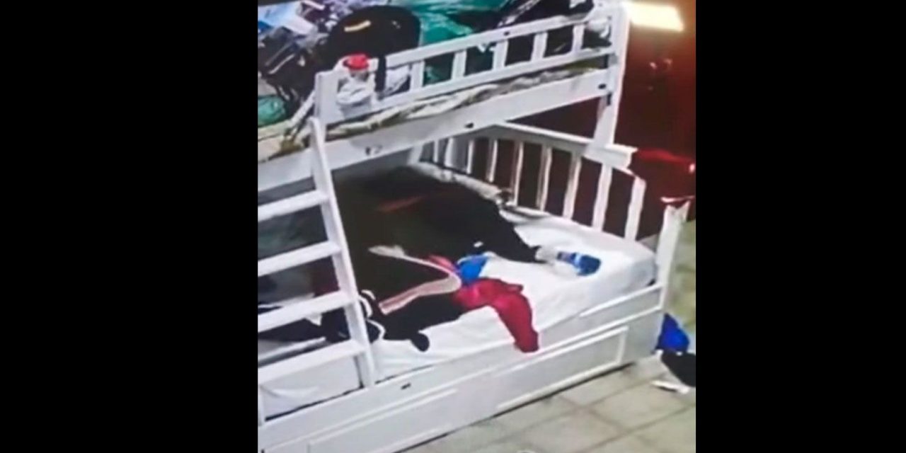 Niñera es grabada maltratando a pequeñito de 4 años (video)