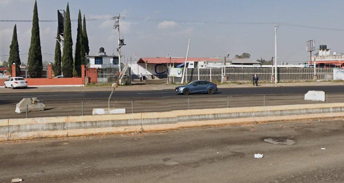 Padre de familia baja a su pareja en plena carretera, se arranca y sufre volcadura donde muere su hijo
