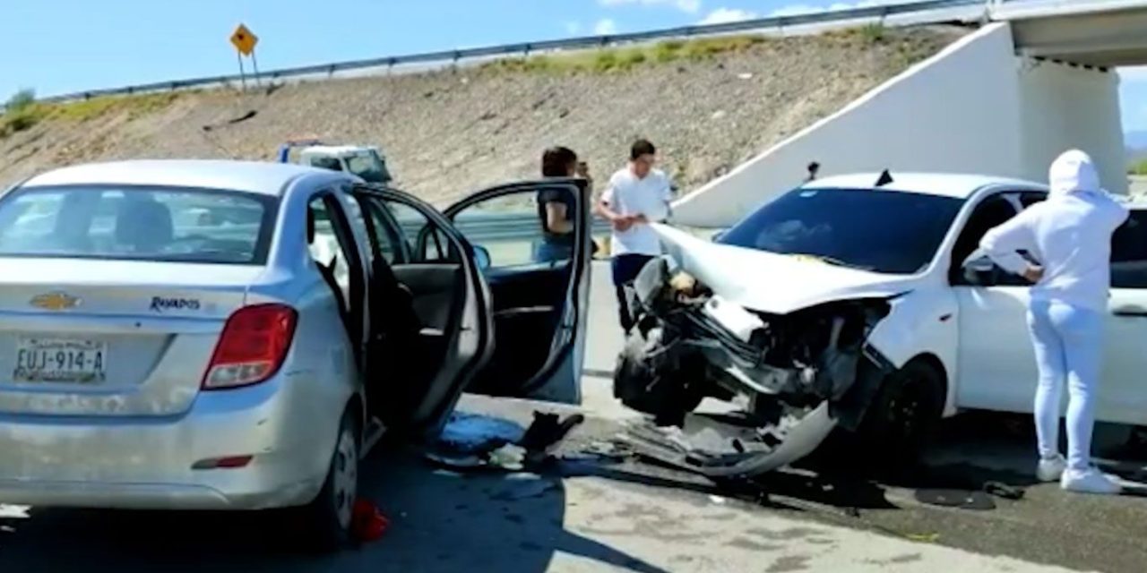 Chocan de frente en la carretera Parras-Paila, hay tres heridos