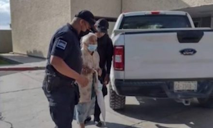 Policías de Parras ayudan a una abuelita a llegar al IMSS