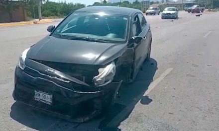 Vuelta no permitida causó perdida total de su automóvil en Avenida Doctor Jose Narro