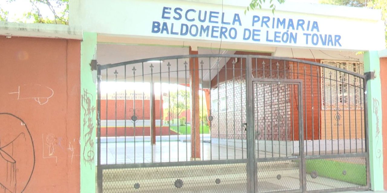 Regresaron alumnos a la Baldomero de León, controlan plaga de garrapatas