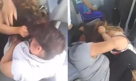 ¡Hay tiro! Mujeres se ‘agarran de las greñas’ en un camión de la CDMX