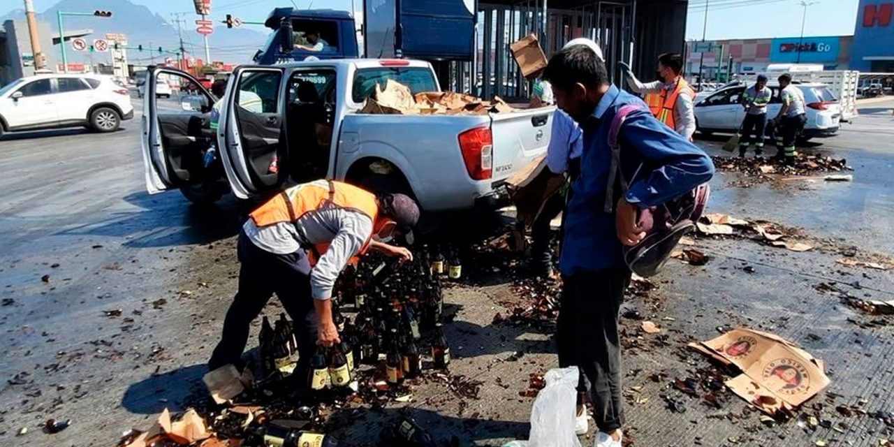 Se voltea camión  y se arma la rapiña de caguamas en Monterrey