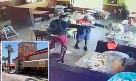 Pistoleros llegan a restaurante y asesinan a 4 personas en Ciudad Juárez (video)