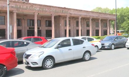 Vuelven a manifestarse los taxistas, piden regular apps en Saltillo