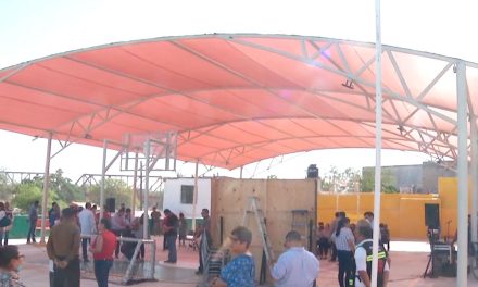 Román Cepeda entrega techumbre en colonia Vista Hermosa de Torreón