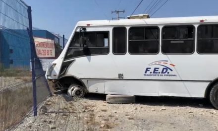 Transporte de Personal ocasiona un caos en la Saltillo-Monterrey; choca y provoca carambola
