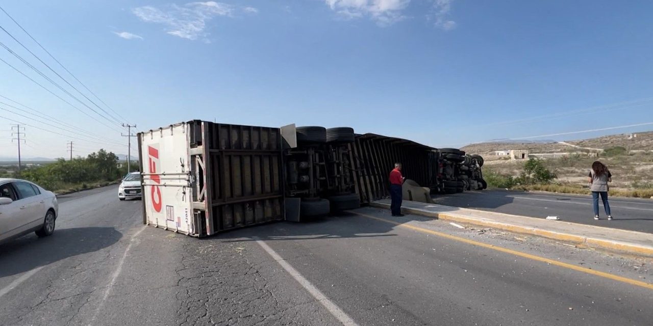 Trailer termina volcado y bloquea el libramiento Oscar Flores Tapia